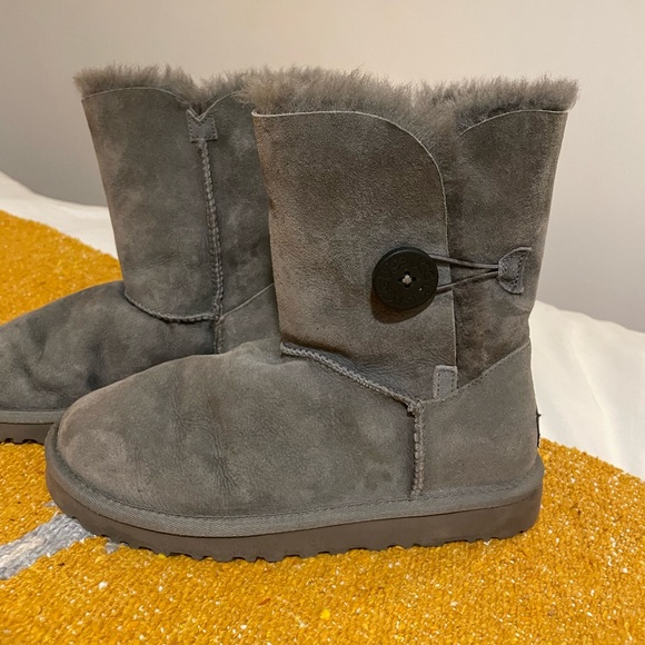 UGG Boots Grey Buttoned, Short - Picture 7 of 11